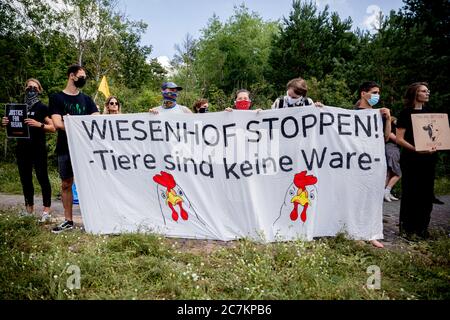 18 juillet 2020, Brandebourg, Königs Wusterhausen: Les activistes de la protection des animaux ont une bannière avec l'inscription 'Stop Wiesenhof!' Lors d'un blocus de l'abattoir de Wiesenhof à Niederlehme près de Königs Wusterhausen. - les animaux ne sont pas une marchandise. Credit: dpa Picture Alliance/Alay Live News Banque D'Images