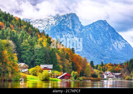 Scène idyllique d'automne au lac Grundlsee. Lieu: resort Grundlsee, quartier Liezen de Styrie, Autriche, Alpes. Europe. Banque D'Images