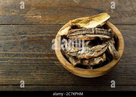 Les champignons séchés dans une assiette sur une table en bois. Vue de dessus. Placez le texte Banque D'Images