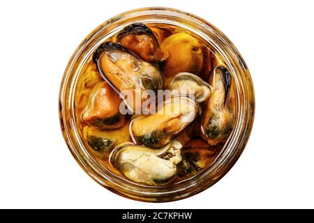 Moules en conserve dans un pot sur fond blanc, isolées. Vue du dessus Banque D'Images