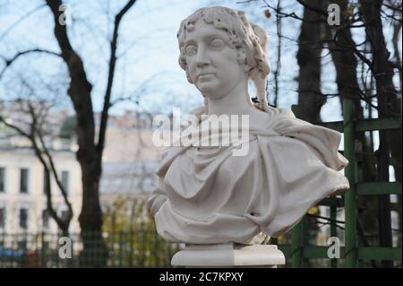 Saint-Pétersbourg, Russie - 25 octobre 2019 : statue classique dans le jardin d'été, Saint-Pétersbourg, Russie Banque D'Images