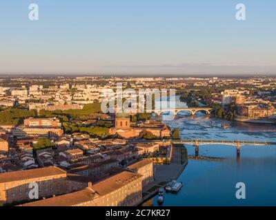 Vue aérienne du centre ville de Toulouse, du dôme Saint-Joseph et de la Garonne, France Banque D'Images