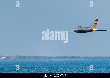 MIG-17 survolé par Randy ball au-dessus de l'eau à la jetée de Narragansett. Banque D'Images