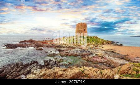 Vue fantastique sur la tour Bari Sardo au coucher du soleil dans le golfe d'Orosei. Lieu: Bari sardo, province d'Ogliastra, Sardaigne, Italie, Europe Banque D'Images