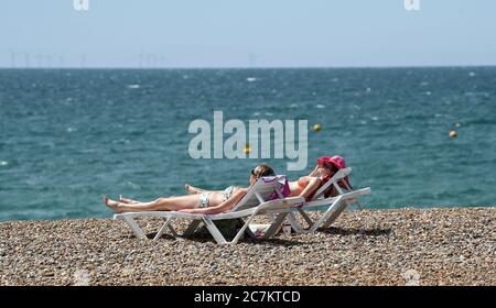 Brighton UK 18 juillet 2020 - bains de soleil sur la plage de Brighton lors d'une belle journée ensoleillée sur la côte sud avec des températures qui devraient atteindre les 20 hauts dans certaines parties de la Grande-Bretagne : Credit Simon Dack / Alay Live News Banque D'Images