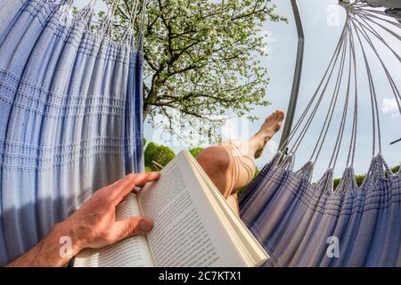 Homme dans un hamac dans le jardin Banque D'Images