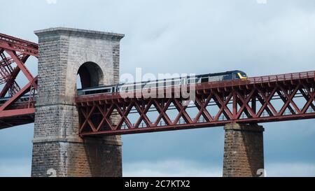 Prenez le train sur Forth Rail Bridge en Écosse Banque D'Images