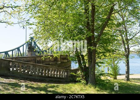 Berlin, Wannsee, Pont Glienicke, parc, chemin au bord de la rivière Banque D'Images