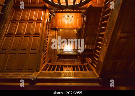 Plan à angle bas de l'intérieur d'un bâtiment en bois, y compris les escaliers et le plafond Banque D'Images