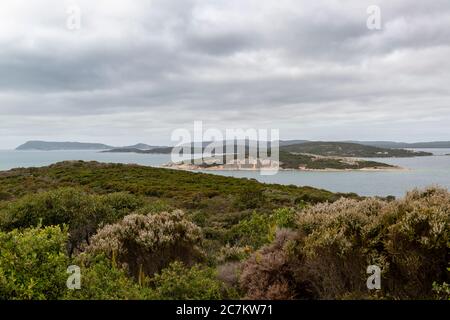 Photo grand angle des îles et de la végétation du Centre national d'Anzac en Australie Banque D'Images