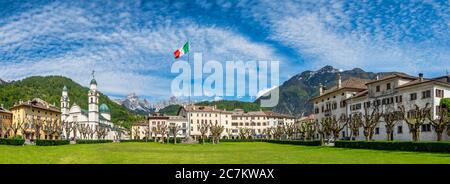 Le centre d'Agordo avec l'église avec deux tours de cloche et la grande pelouse verte appelée 'broi', agordino, belluno, vénétie, italie Banque D'Images