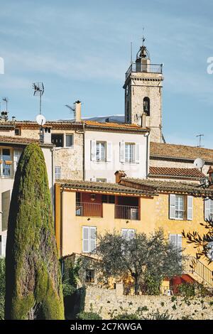 Plan vertical de bâtiments et d'un clocher au loin à Mougins, en France Banque D'Images