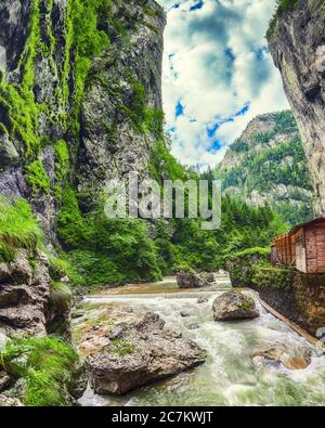 Rivière de montagne rapide à Bicaz Canyon/Chaile Bicazului. Scène impressionnante de la rivière de grandes falaises et rochers du comté de Neamt, Roumanie, Carpathian Mountains, Banque D'Images