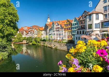 Vieille ville pittoresque de la ville allemande de Tübingen avec ses maisons historiques pittoresques et ses fleurs colorées par une journée ensoleillée en été Banque D'Images