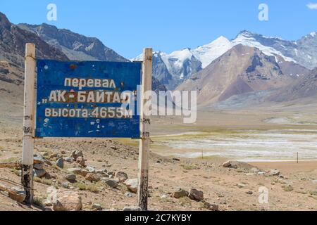 Col AK-Baital (4655 m) sur l'autoroute Pamir. Tadjikistan. Banque D'Images