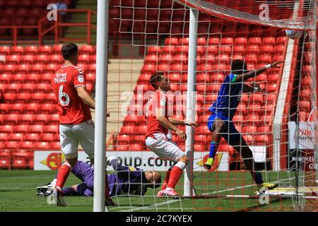 Londres, Royaume-Uni. 18 juillet 2020. Jamal Lowe de Wigan Athletic (R) marque son premier but d'équipe. EFL Skybet Championship Match, Charlton Athletic v Wigan Athletic à la Valley à Londres le samedi 18 juillet 2020. Cette image ne peut être utilisée qu'à des fins éditoriales. Usage éditorial uniquement, licence requise pour un usage commercial. Aucune utilisation dans les Paris, les jeux ou les publications d'un seul club/ligue/joueur. photo par Steffan Bowen/Andrew Orchard sports photographie/Alay Live news crédit: Andrew Orchard sports photographie/Alay Live News Banque D'Images