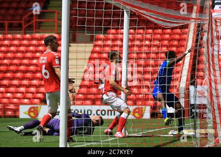 Londres, Royaume-Uni. 18 juillet 2020. Jamal Lowe de Wigan Athletic (R) marque son premier but d'équipe. EFL Skybet Championship Match, Charlton Athletic v Wigan Athletic à la Valley à Londres le samedi 18 juillet 2020. Cette image ne peut être utilisée qu'à des fins éditoriales. Usage éditorial uniquement, licence requise pour un usage commercial. Aucune utilisation dans les Paris, les jeux ou les publications d'un seul club/ligue/joueur. photo par Steffan Bowen/Andrew Orchard sports photographie/Alay Live news crédit: Andrew Orchard sports photographie/Alay Live News Banque D'Images