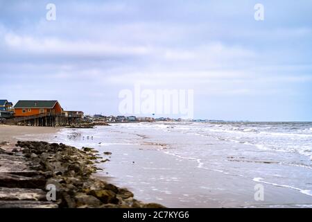 Belle photo de la rive et d'une maison en bois la distance Banque D'Images