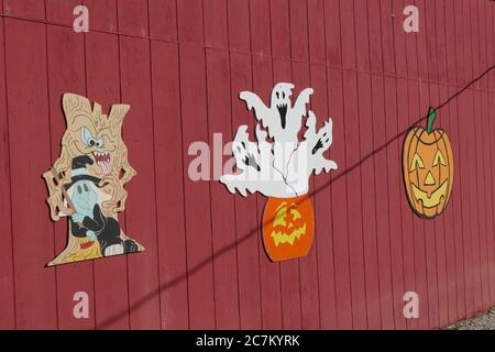 Magnifique photo d'une œuvre d'art d'Halloween sur le côté d'un grange rouge Banque D'Images