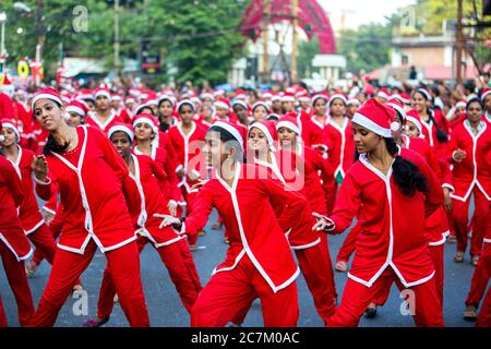 Habillés de couleurs vives sur santa fait flashmob de Buon Natale christmas fest 2017 thrissur thrissur, Kerala, Inde,une célébration de Noël unique lor Banque D'Images