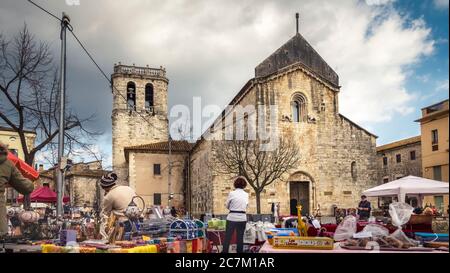 Marché du samedi à la Placa Prat de Sant Pere, en face du monastère Sant Pere de Besalú. L'église du monastère a été construite au XIIe siècle. La place est reconnue comme un atout culturel (bien de interés culturels) dans la catégorie Conjunto histórico-artístico depuis 1966. Banque D'Images