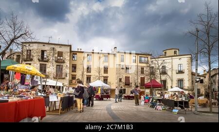 Marché du samedi sur la Placa Prat de Sant Pere à Besalú. La place est reconnue comme un atout culturel (bien de interés culturels) dans la catégorie Conjunto histórico-artístico depuis 1966. Banque D'Images