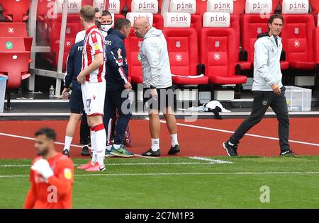 Brian Riemer (au centre), entraîneur-chef adjoint de Brentford City, soutient le personnel de stock City lors du match du championnat Sky Bet au stade Bet365, à Stoke. Banque D'Images