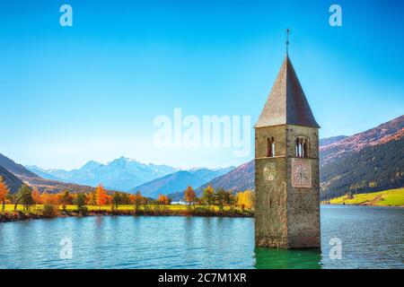 Vue fantastique en automne du clocher submergé dans le lac Resia. Lieu: Village de Graun im Vinschgau, Lago di Resia ou Reschensee, province du Tyrol du Sud, R Banque D'Images