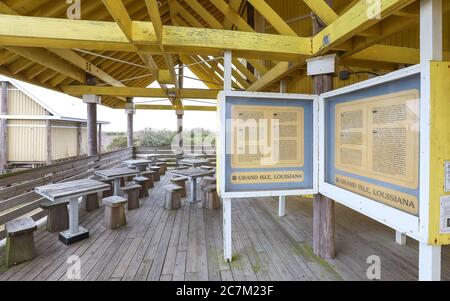 Grand Isle, Louisiane - février 2018 : un panneau d'interprétation fournit des informations au parc national de Grand Isle. Banque D'Images