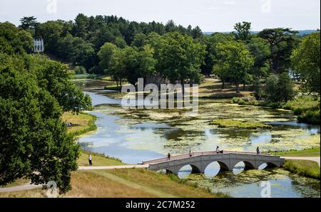 Les gens apprécient le temps ensoleillé à Painshill, jardin paysager du XVIIIe siècle à Cobham, Surrey. Banque D'Images