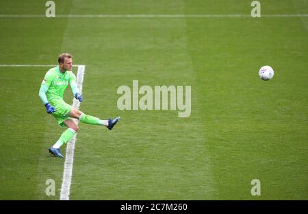 Adam Davies, gardien de but de la ville de Stoke, en action lors du match de championnat Sky Bet au stade Bet365, Stoke. Banque D'Images