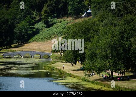 Les gens apprécient le temps ensoleillé à Painshill, jardin paysager du XVIIIe siècle à Cobham, Surrey. Banque D'Images