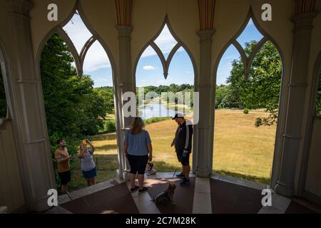 Les gens apprécient le temps ensoleillé à Painshill, jardin paysager du XVIIIe siècle à Cobham, Surrey. Banque D'Images