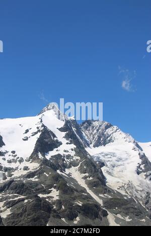 La chaîne de montagnes Grossglockner dans les alpes, Autriche, Europe. Grossglockner est la plus haute montagne d'Autriche, hauteur d'environ 3750 mètres. Europe. Banque D'Images
