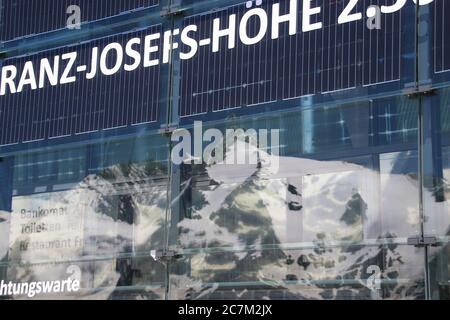 Massif de la montagne Grossglockner : terrasse d'observation du centre d'accueil, hauteur 2369 M. Les montagnes se reflètent dans une façade en verre. Autriche, Europe. Banque D'Images