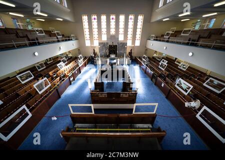 Manchester, Royaume-Uni. 12 juillet 2020. Les congrégants assistent à leur premier service de mode matinal éloigné dans une synagogue spécialement adaptée du Heaton Park à Manchester, car les lieux de culte ont été fermés face au coronavirus, Manchester, Royaume-Uni. Crédit : Jon Super/Alay Live News. Banque D'Images