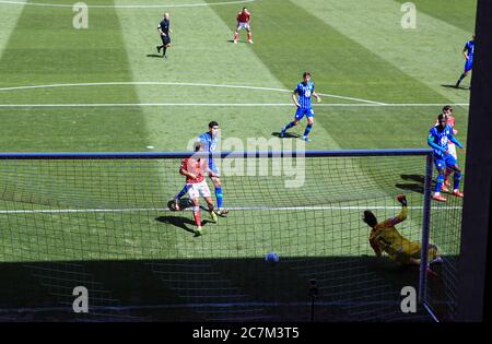 Alfie Doughty de Charlton Athletic (non illustré) marque le premier but de son côté lors du match du championnat Sky Bet à la Valley, Londres. Banque D'Images