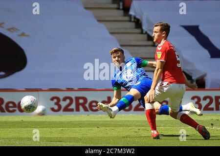Londres, Royaume-Uni. 18 juillet 2020. Lee Evans de Wigan Athletic (L) prend un coup de feu au but. EFL Skybet Championship Match, Charlton Athletic v Wigan Athletic à la Valley à Londres le samedi 18 juillet 2020. Cette image ne peut être utilisée qu'à des fins éditoriales. Usage éditorial uniquement, licence requise pour un usage commercial. Aucune utilisation dans les Paris, les jeux ou les publications d'un seul club/ligue/joueur. photo par Steffan Bowen/Andrew Orchard sports photographie/Alay Live news crédit: Andrew Orchard sports photographie/Alay Live News Banque D'Images
