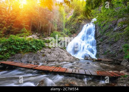 Vue sur la chute d'eau de Brie's Veil / Valul Miresei. Scène dramatique dans le parc naturel d'Apuseni, comté de Cluj, Transylvanie, Roumanie, Europe. Banque D'Images