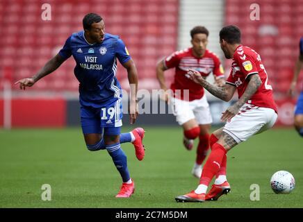 Nathaniel Mendez-Laing (à gauche) de Cardiff suit le ballon en passant devant Marvin Johnson de Middlesbrough lors du match du championnat Sky Bet au stade Riverside, à Middlesbrough. Banque D'Images