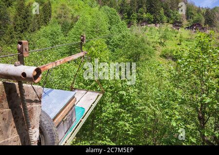 Ligne de fermeture à glissière utilisant pour le transport des fournitures vers les maisons éloignées dans les montagnes Pontiques, une chaîne de montagnes dans le nord de l'Anatolie, Turquie Banque D'Images