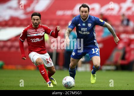 Patrick Roberts de Middlesbrough (à gauche) et Lee Tomlin de Cardiff se battent pour le ballon lors du match de championnat Sky Bet au stade Riverside, à Middlesbrough. Banque D'Images