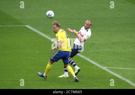 Jayden Stockley (à droite) de Preston North End et Marc Roberts de Birmingham City se battent pour le ballon lors du match du championnat Sky Bet à Deepdale, Preston. Banque D'Images