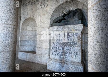 Le buste de John Rhodes, colonial britannique, a été décapité à son mémorial du Cap, un point d'éclair pour le mouvement Rhodes d'Afrique du Sud doit tomber Banque D'Images