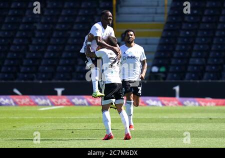 Neeskens Kebano (à gauche) de Fulham célèbre le premier but de son équipe avec Anthony Knockaert lors du match de championnat Sky Bet à Craven Cottage, Londres. Banque D'Images