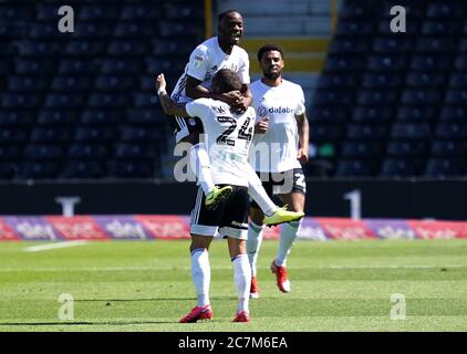 Neeskens Kebano (à gauche) de Fulham célèbre le premier but de son équipe avec Anthony Knockaert lors du match de championnat Sky Bet à Craven Cottage, Londres. Banque D'Images