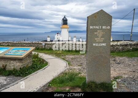 Phare de Dunnet Head et marqueur de bienvenue à Dunnet Head, Pentland Firth, Écosse Banque D'Images