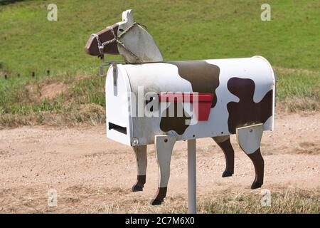 Une boîte aux lettres et à l'entrée d'une ferme australienne, faite pour ressembler et animal avec l'ajout de jambes et de tête. Nouvelle-Galles du Sud, Australie Banque D'Images