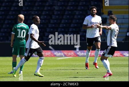 Neeskens Kebano (à gauche) de Fulham célèbre le premier but de son équipe avec Anthony Knockaert lors du match de championnat Sky Bet à Craven Cottage, Londres. Banque D'Images