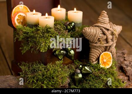 Arrangement de l'Avent avec lumière des bougies sur bois Banque D'Images